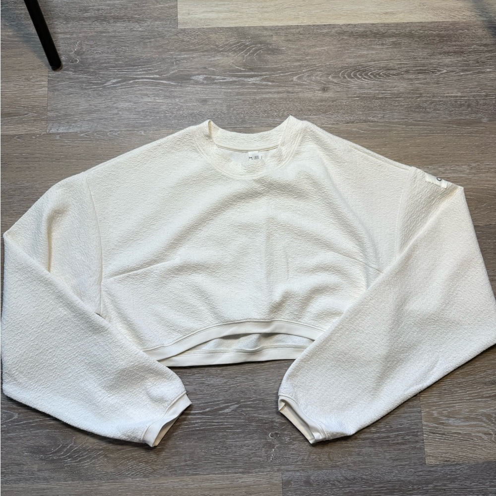 Alo Yoga Cropped Tailored Crew Neck Sweatshirt in Ivory White